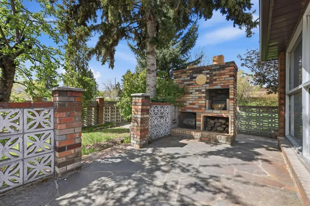 480 Berkley Crescent NW Calgary AB T3K1A8