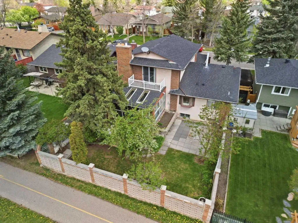 480 Berkley Crescent NW Calgary AB T3K1A8
