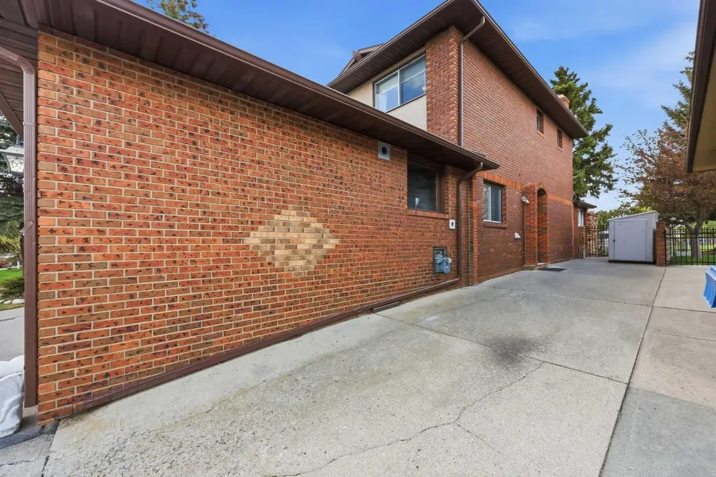 480 Berkley Crescent NW Calgary AB T3K1A8