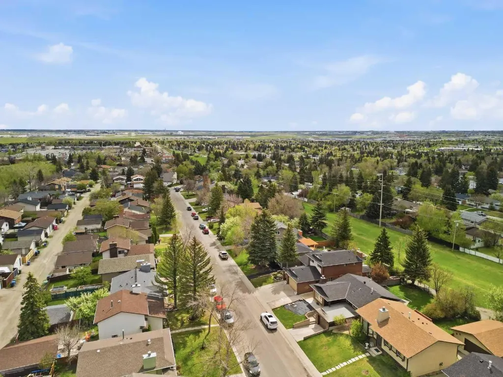 480 Berkley Crescent NW Calgary AB T3K1A8