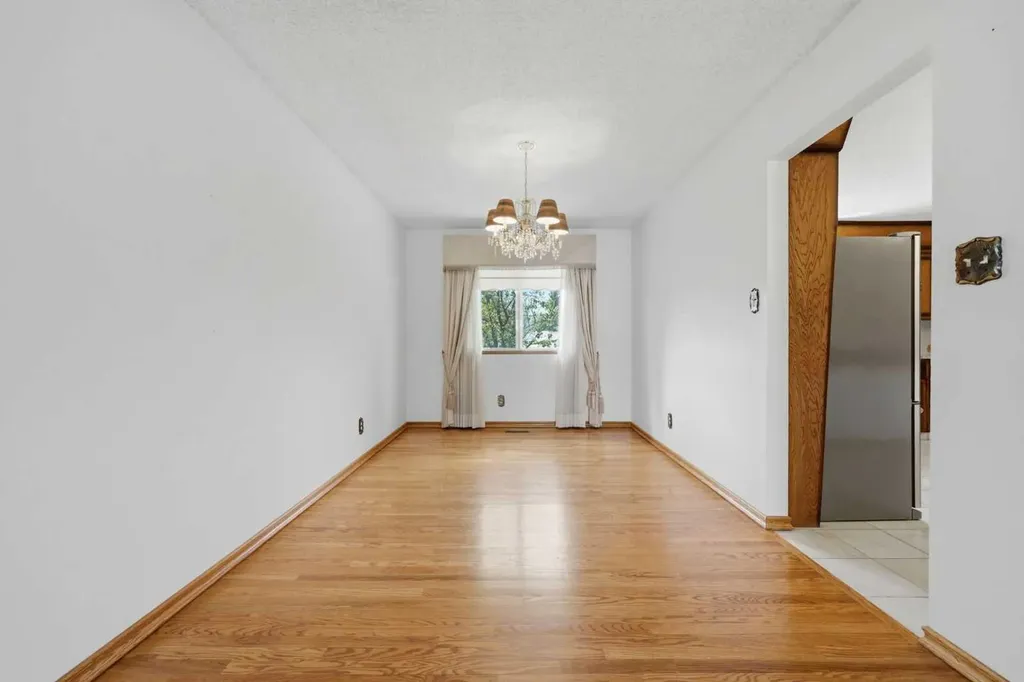 480 Berkley Crescent NW Calgary AB T3K1A8
