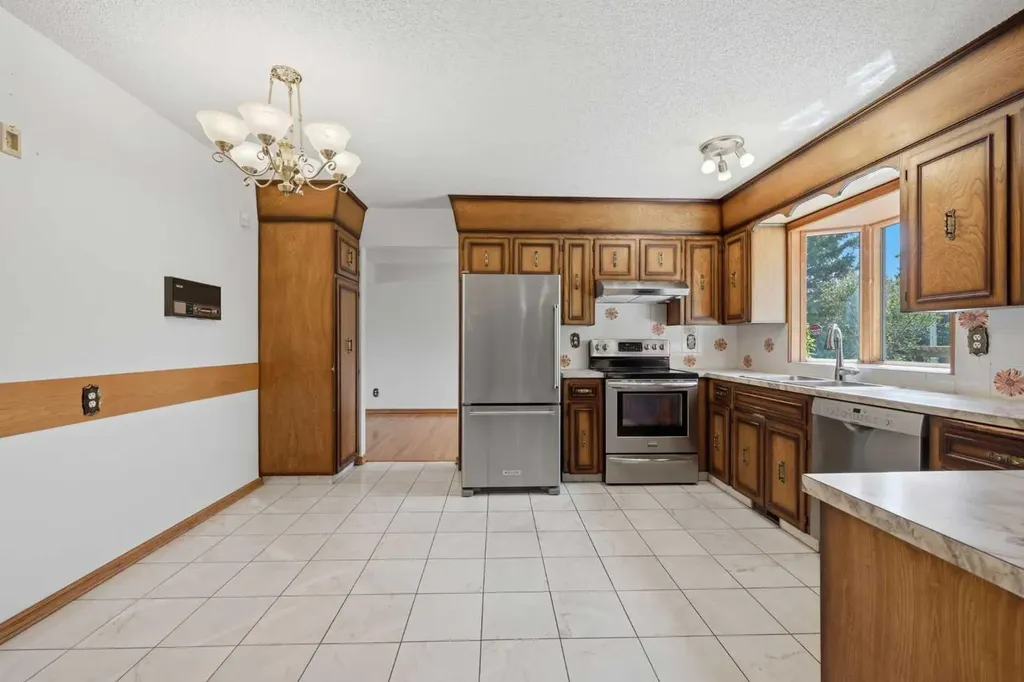 480 Berkley Crescent NW Calgary AB T3K1A8