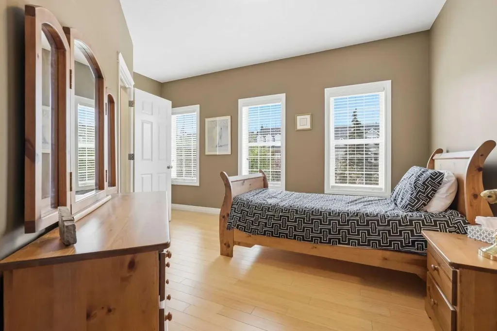 14 Somme Boulevard SW Calgary AB T2T 6K6