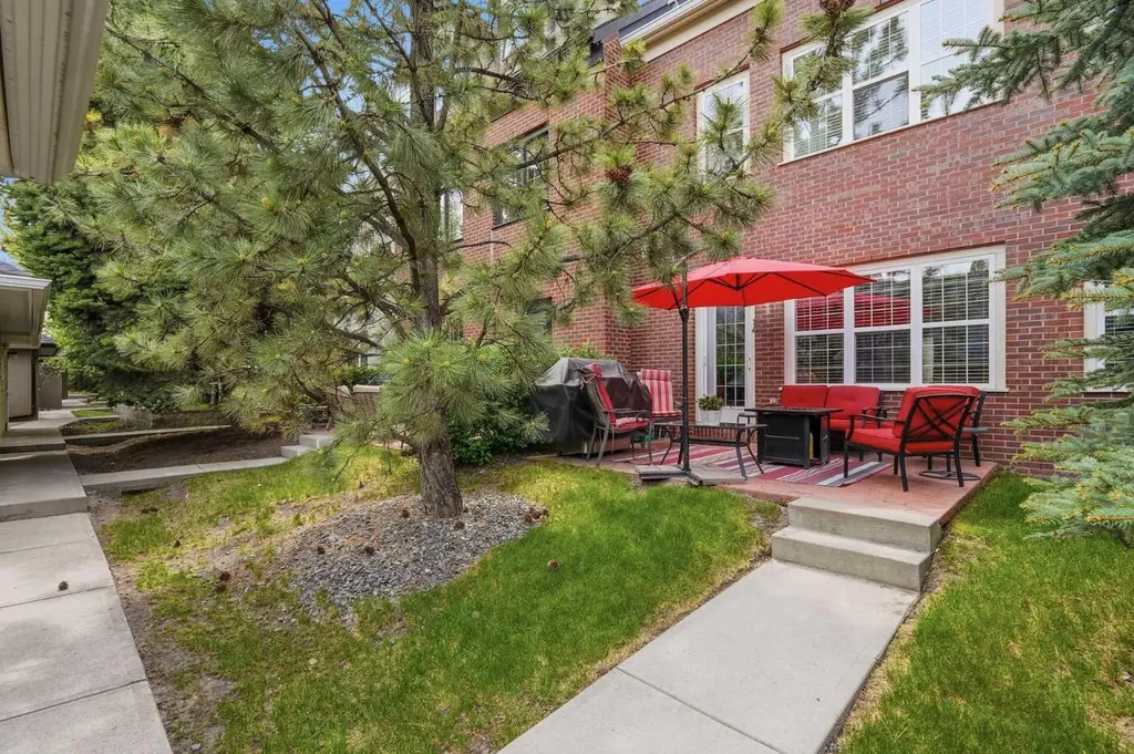 14 Somme Boulevard SW Calgary AB T2T 6K6