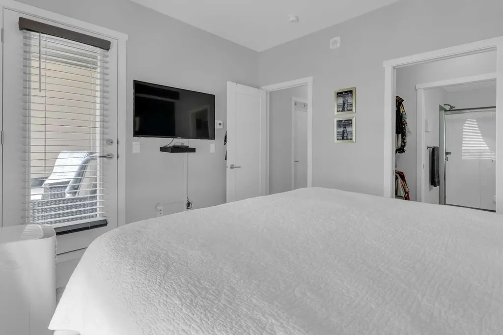 30 Shawnee Common SW Calgary AB T2Y 0R1