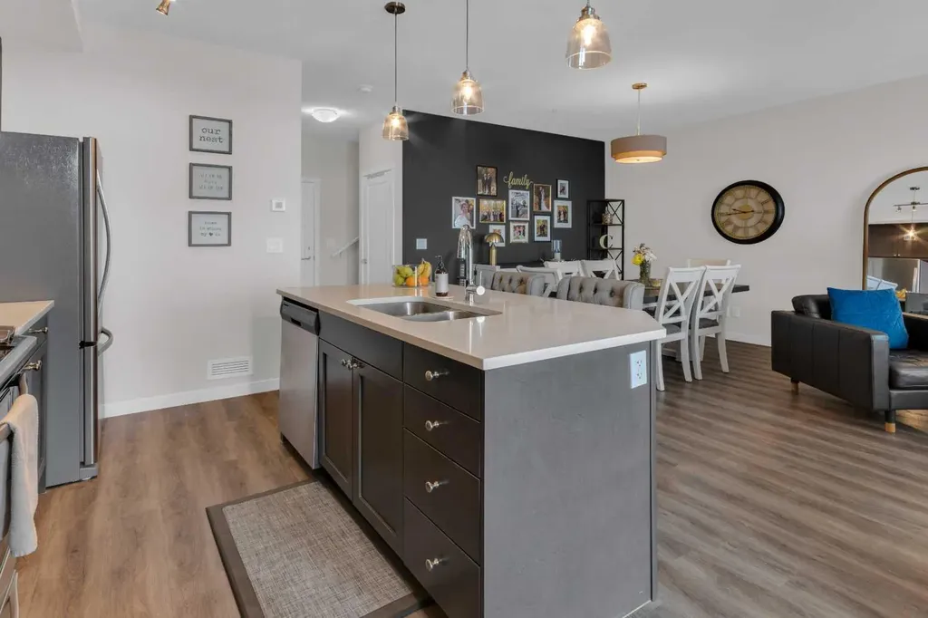 30 Shawnee Common SW Calgary AB T2Y 0R1