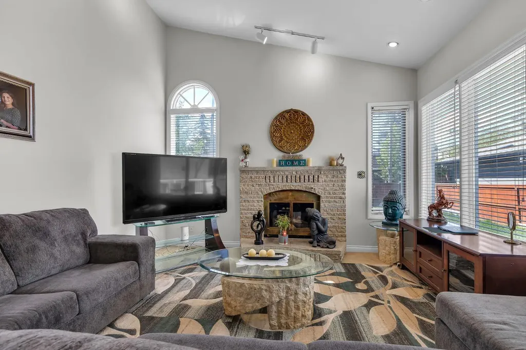 1811 13 Avenue NW Calgary AB T2N1L4