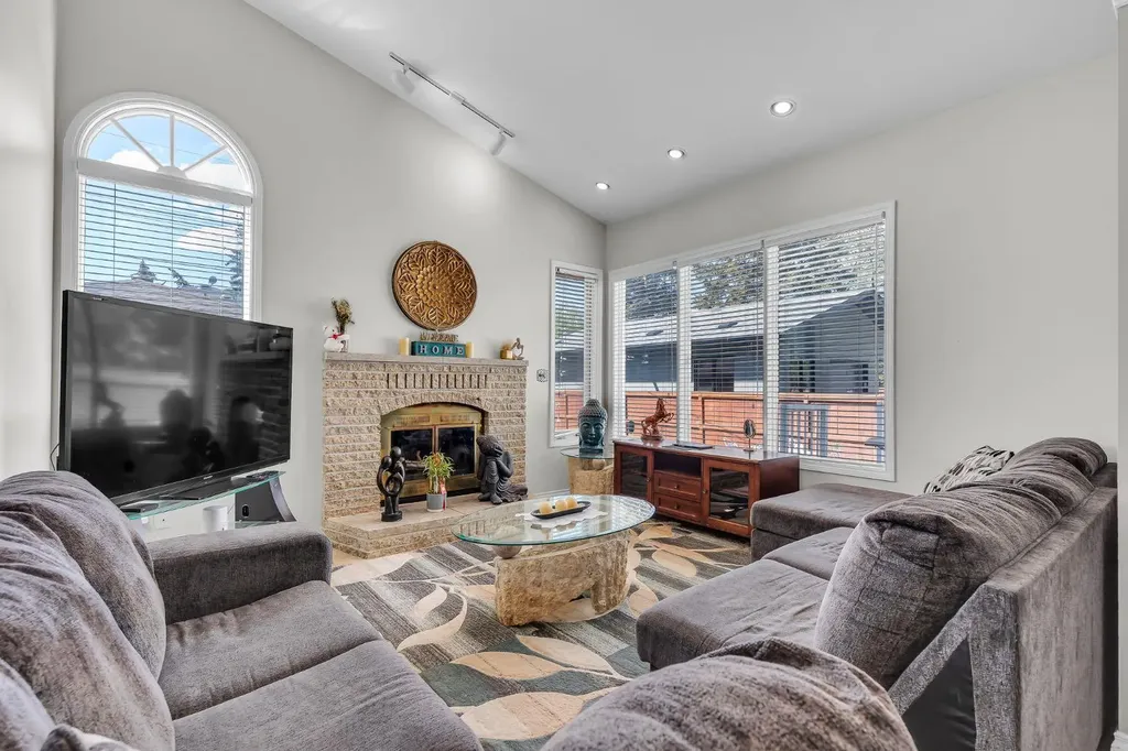 1811 13 Avenue NW Calgary AB T2N1L4