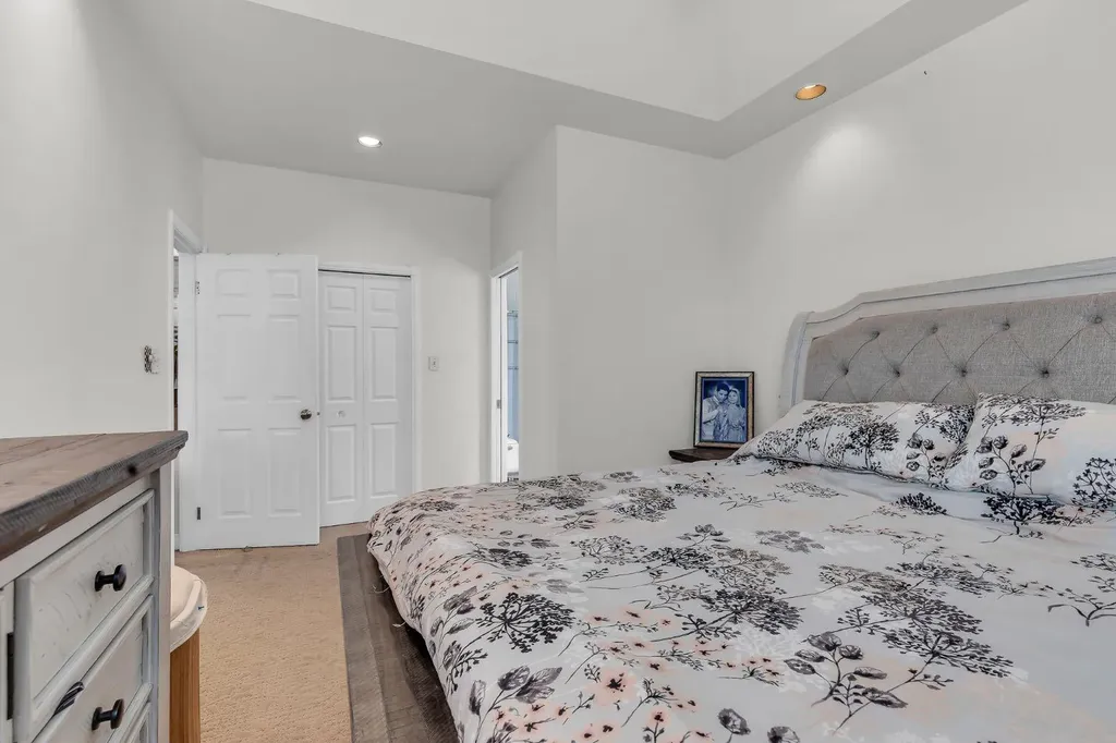 1811 13 Avenue NW Calgary AB T2N1L4