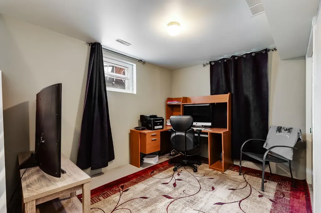 1811 13 Avenue NW Calgary AB T2N1L4