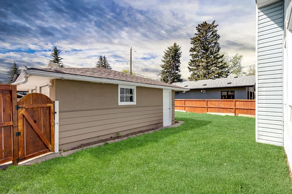 1811 13 Avenue NW Calgary AB T2N1L4