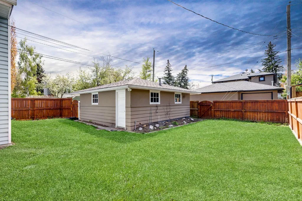 1811 13 Avenue NW Calgary AB T2N1L4