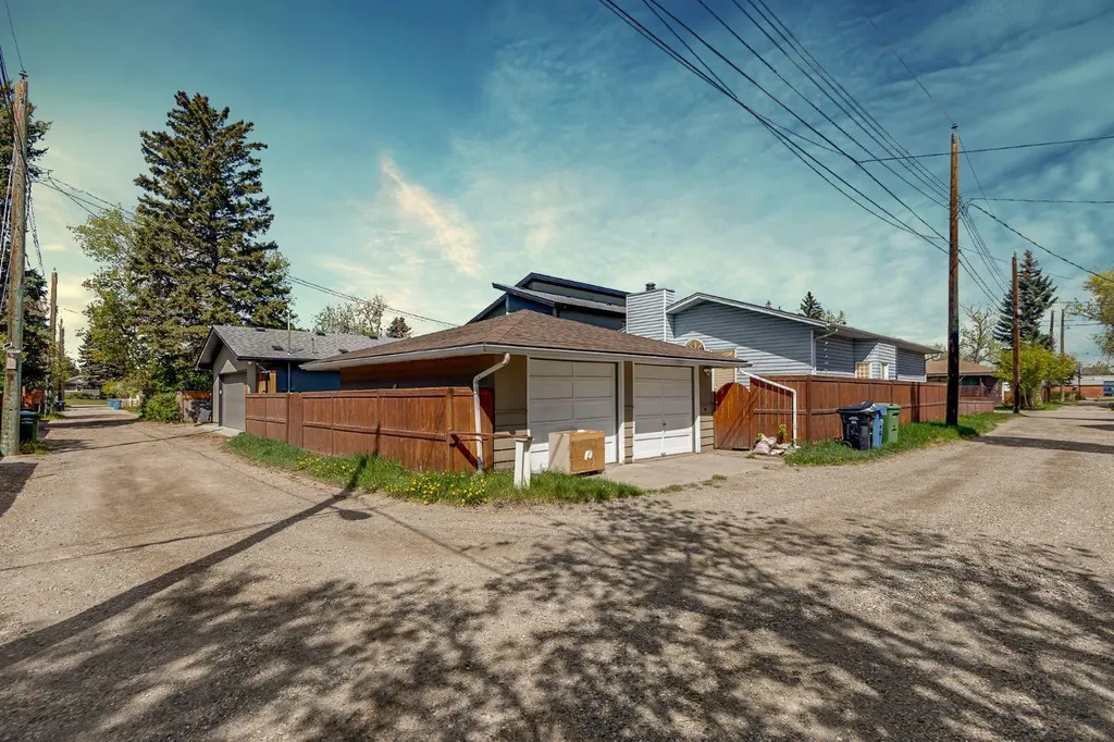 1811 13 Avenue NW Calgary AB T2N1L4