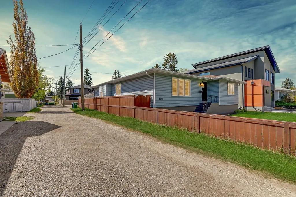 1811 13 Avenue NW Calgary AB T2N1L4
