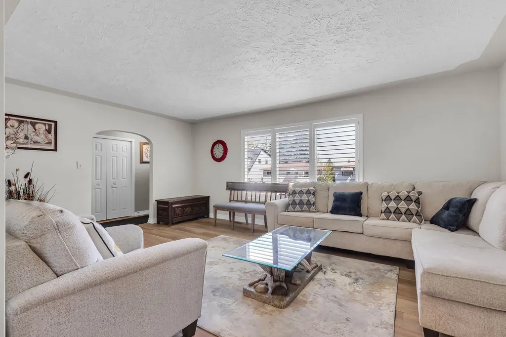1811 13 Avenue NW Calgary AB T2N1L4