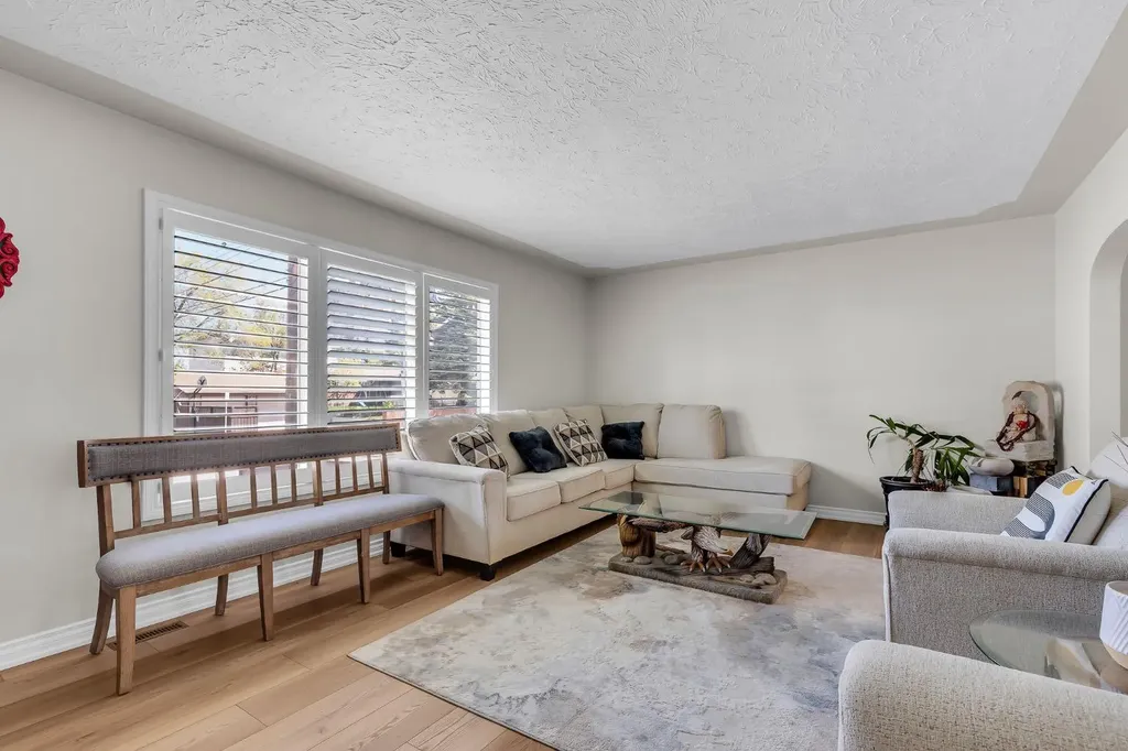 1811 13 Avenue NW Calgary AB T2N1L4