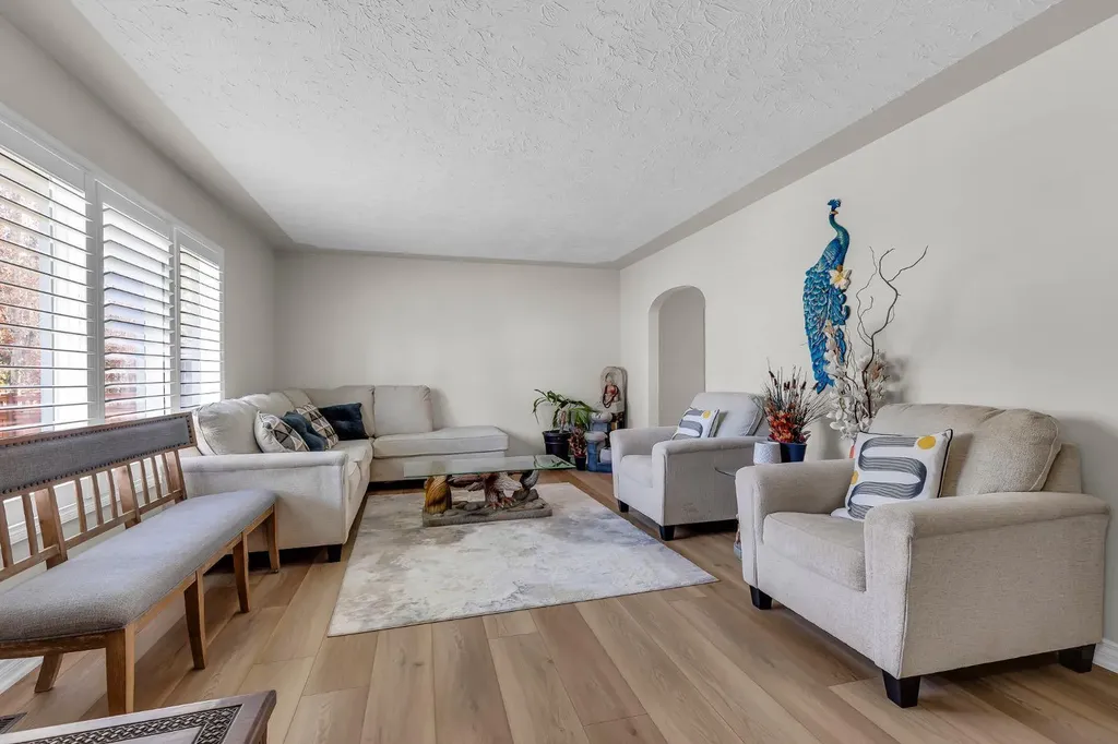 1811 13 Avenue NW Calgary AB T2N1L4
