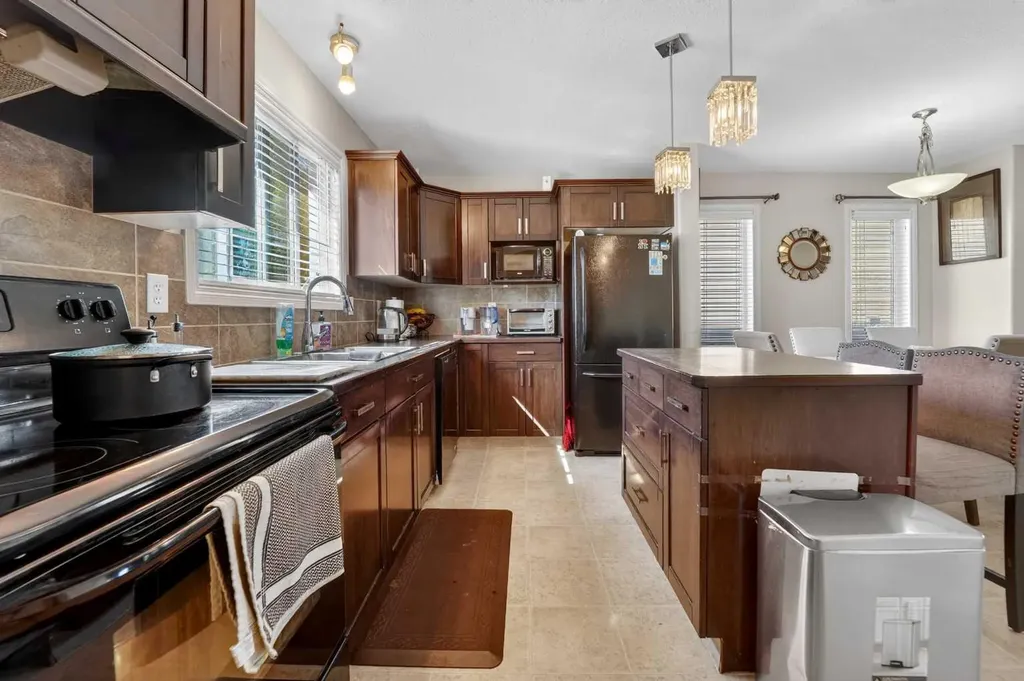 786 Silkstone Close W Lethbridge AB T1J 5C7