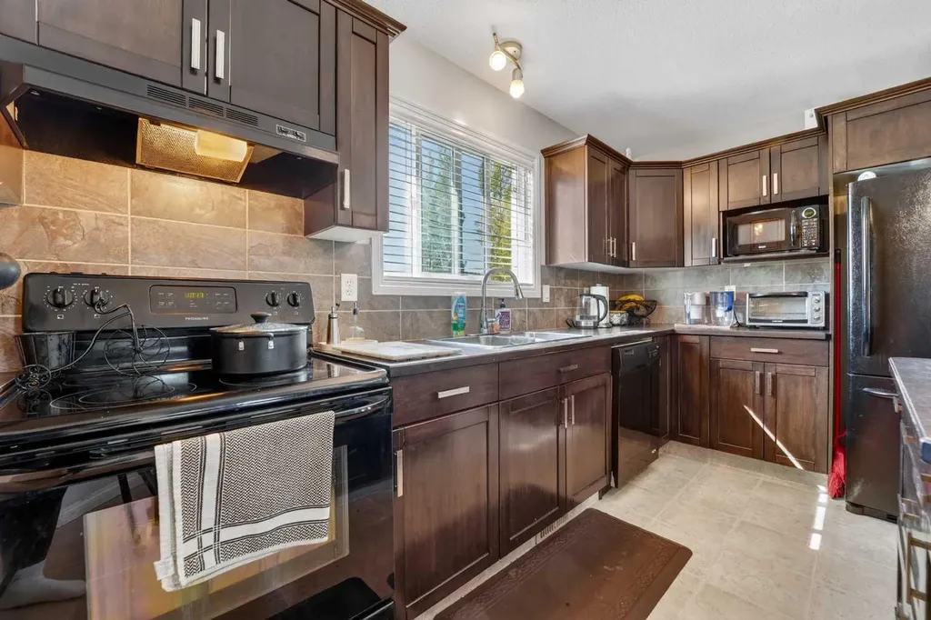 786 Silkstone Close W Lethbridge AB T1J 5C7