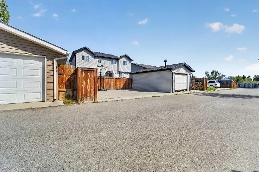 786 Silkstone Close W Lethbridge AB T1J 5C7