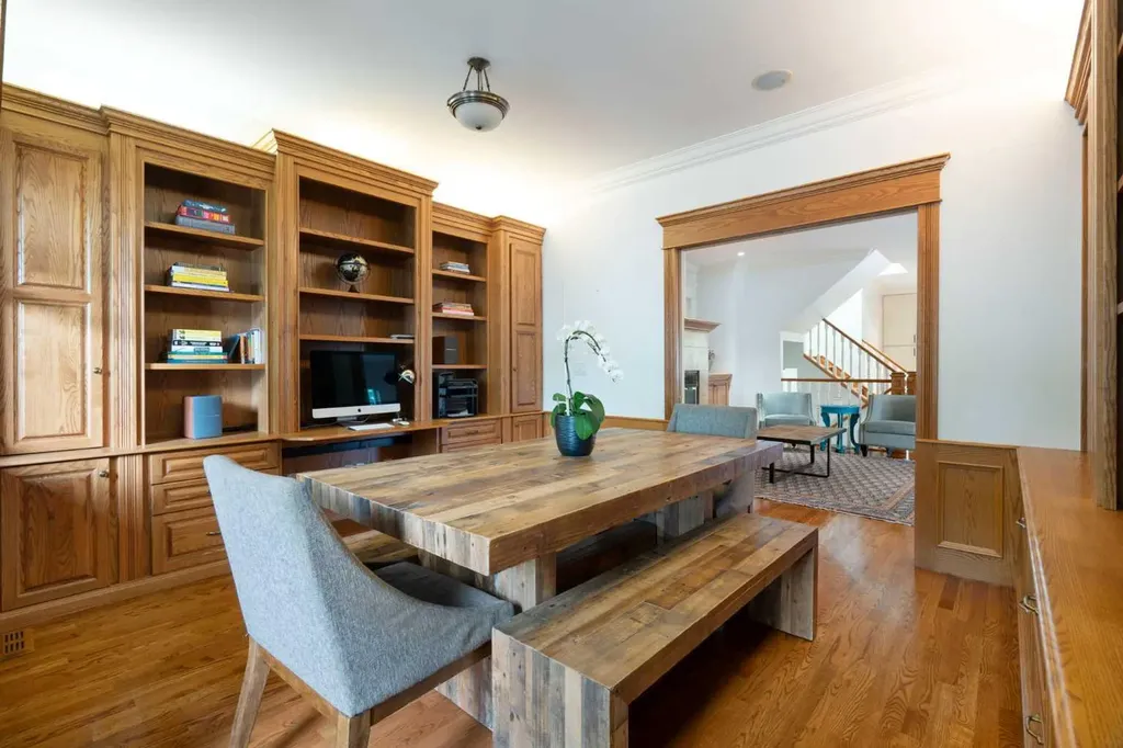 2402 Bowness Road NW Calgary AB T2N 3L7