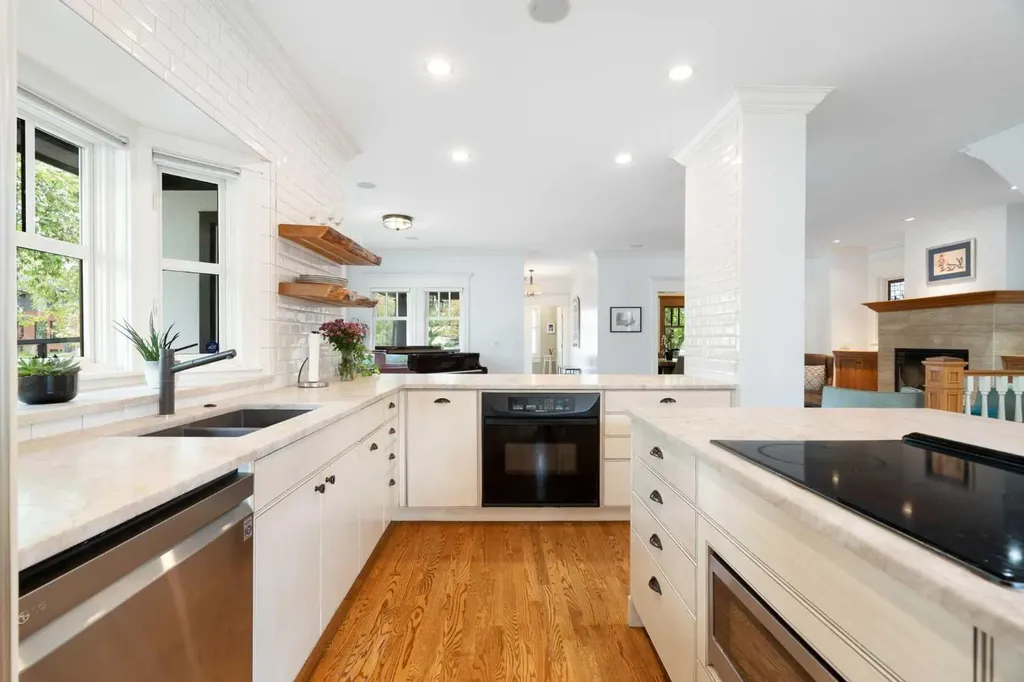 2402 Bowness Road NW Calgary AB T2N 3L7