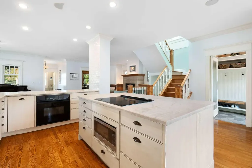2402 Bowness Road NW Calgary AB T2N 3L7