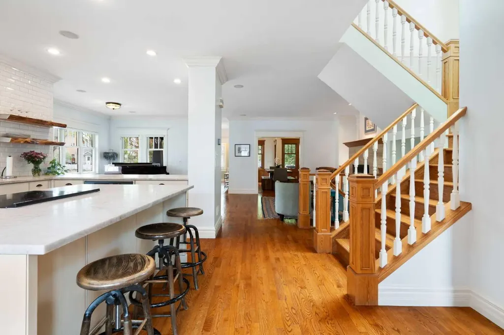 2402 Bowness Road NW Calgary AB T2N 3L7