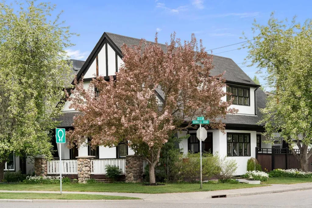 2402 Bowness Road NW Calgary AB T2N 3L7