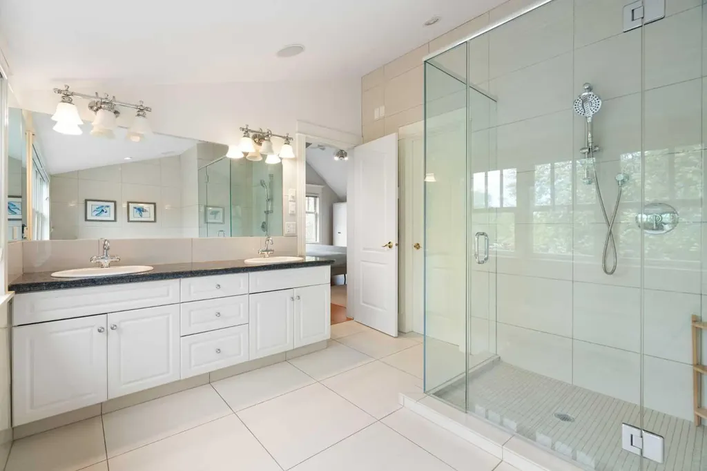 2402 Bowness Road NW Calgary AB T2N 3L7