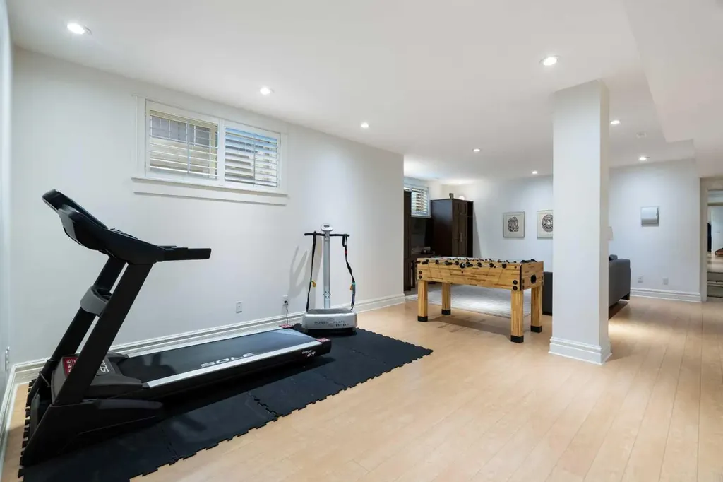 2402 Bowness Road NW Calgary AB T2N 3L7
