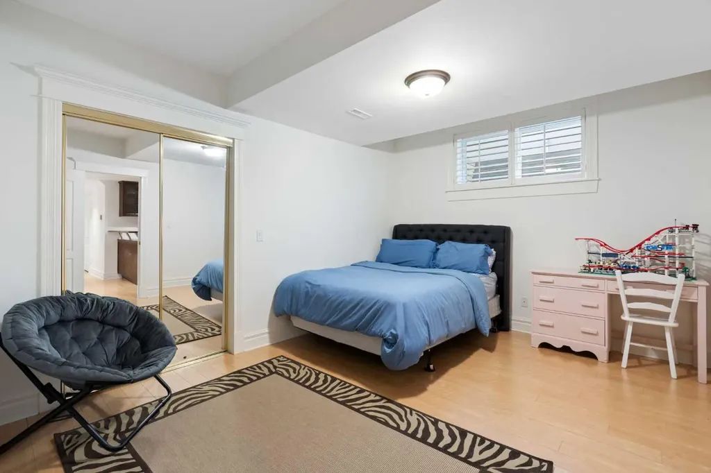2402 Bowness Road NW Calgary AB T2N 3L7