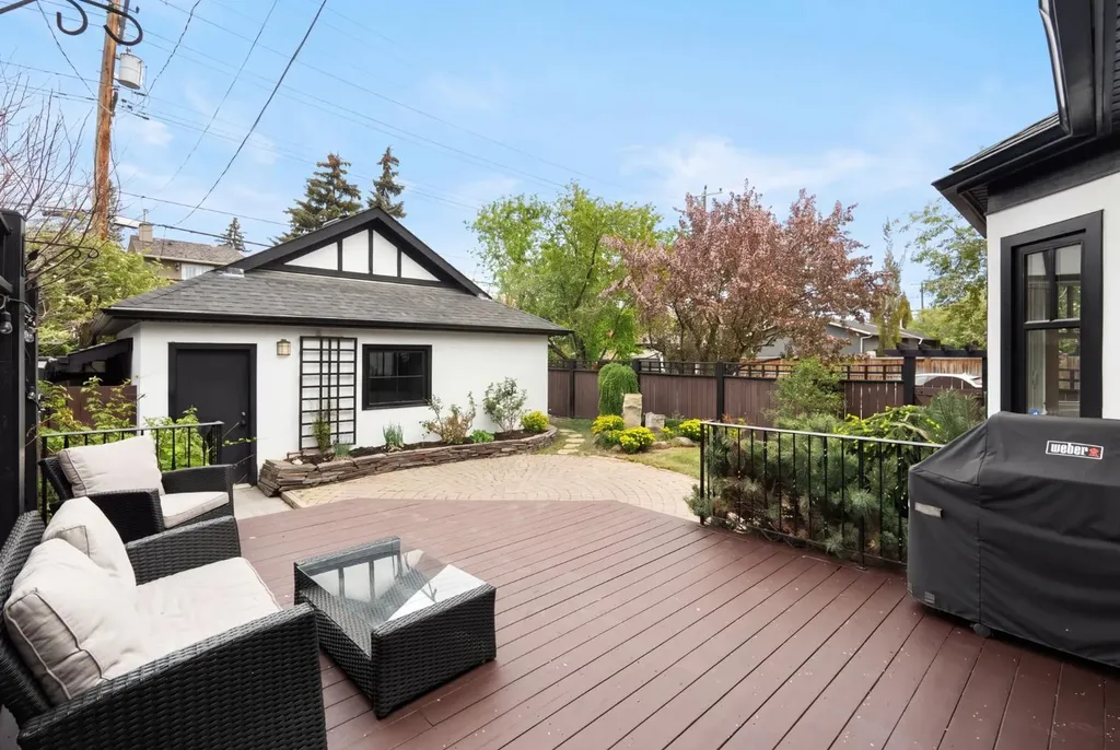 2402 Bowness Road NW Calgary AB T2N 3L7