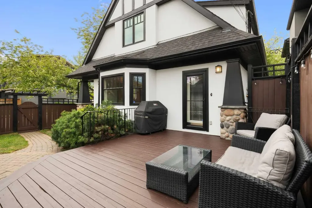 2402 Bowness Road NW Calgary AB T2N 3L7