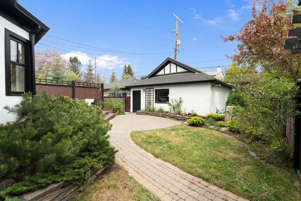 2402 Bowness Road NW Calgary AB T2N 3L7
