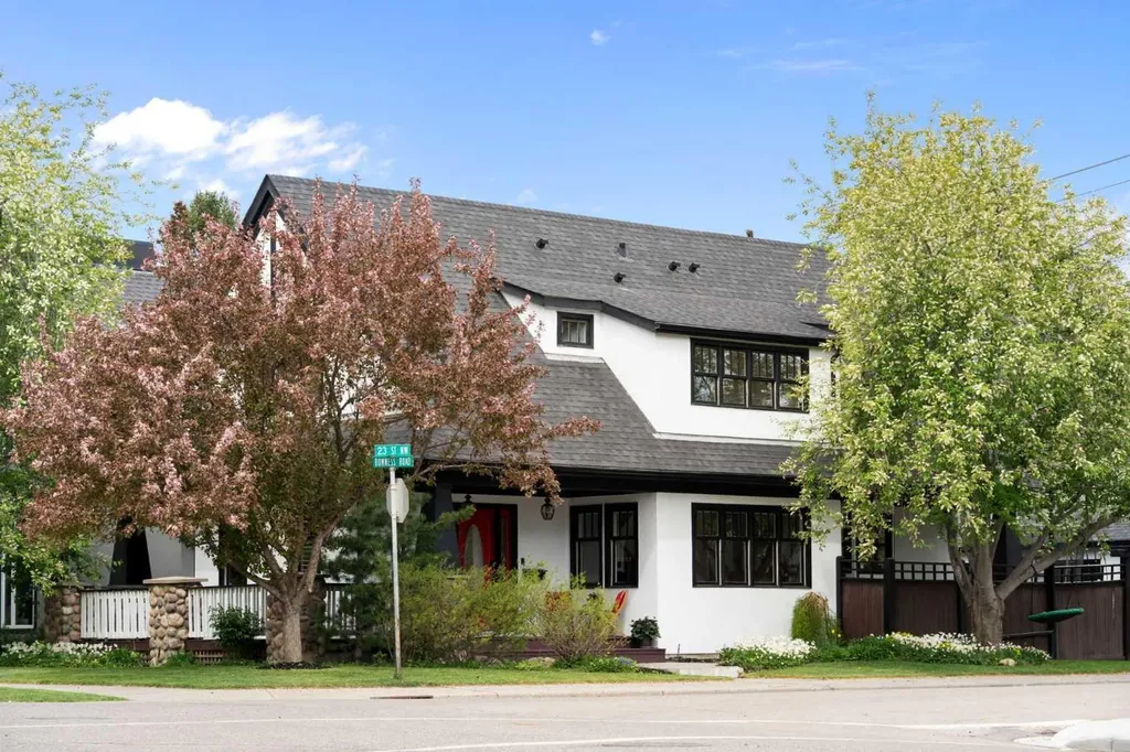 2402 Bowness Road NW Calgary AB T2N 3L7