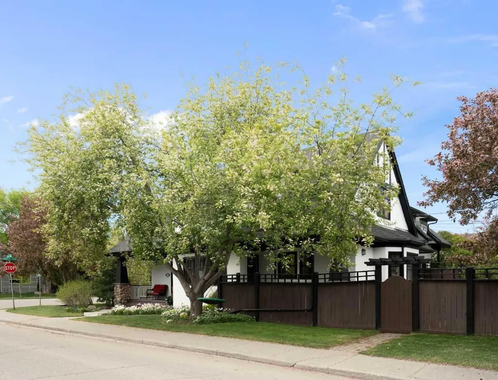 2402 Bowness Road NW Calgary AB T2N 3L7