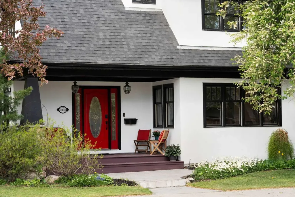 2402 Bowness Road NW Calgary AB T2N 3L7