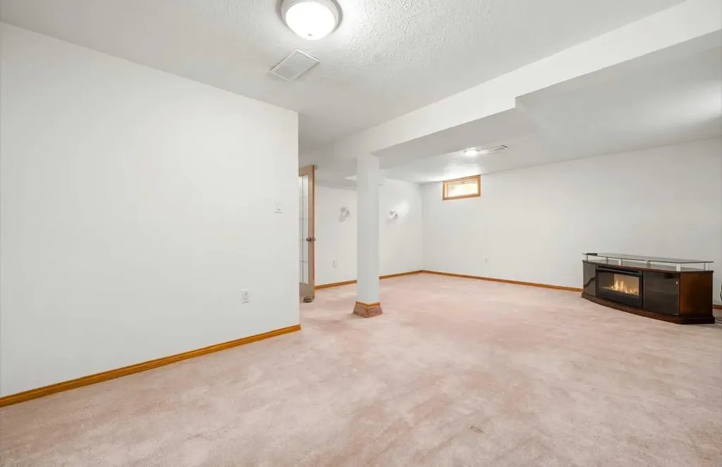 423 12 Street NE Medicine Hat AB T1A 5V3