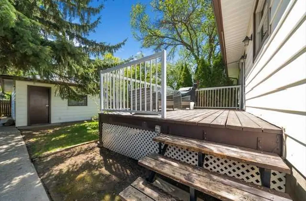 423 12 Street NE Medicine Hat AB T1A 5V3