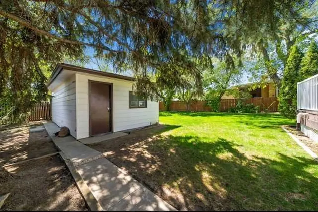 423 12 Street NE Medicine Hat AB T1A 5V3