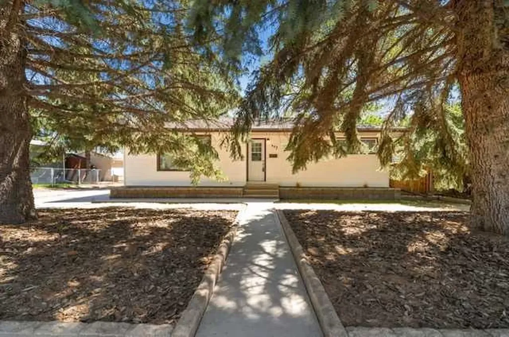 423 12 Street NE Medicine Hat AB T1A 5V3