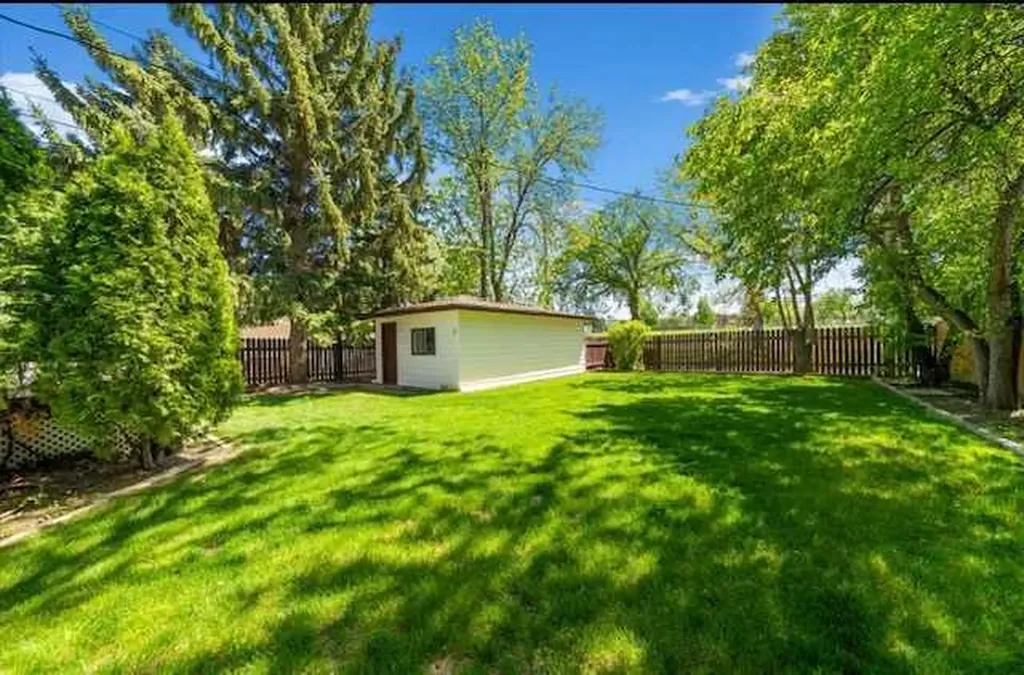 423 12 Street NE Medicine Hat AB T1A 5V3