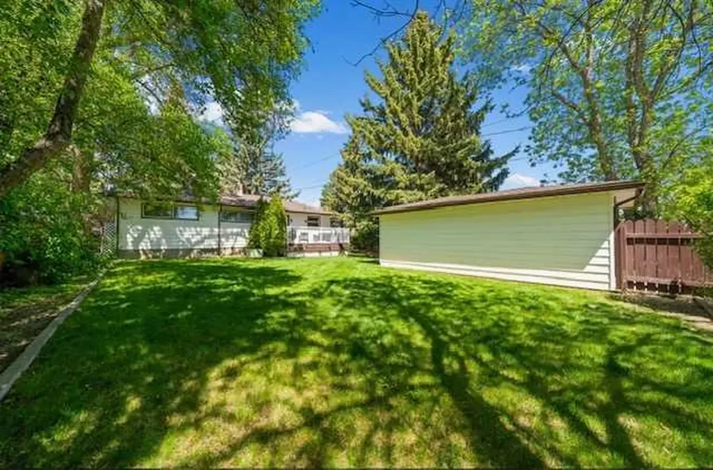 423 12 Street NE Medicine Hat AB T1A 5V3