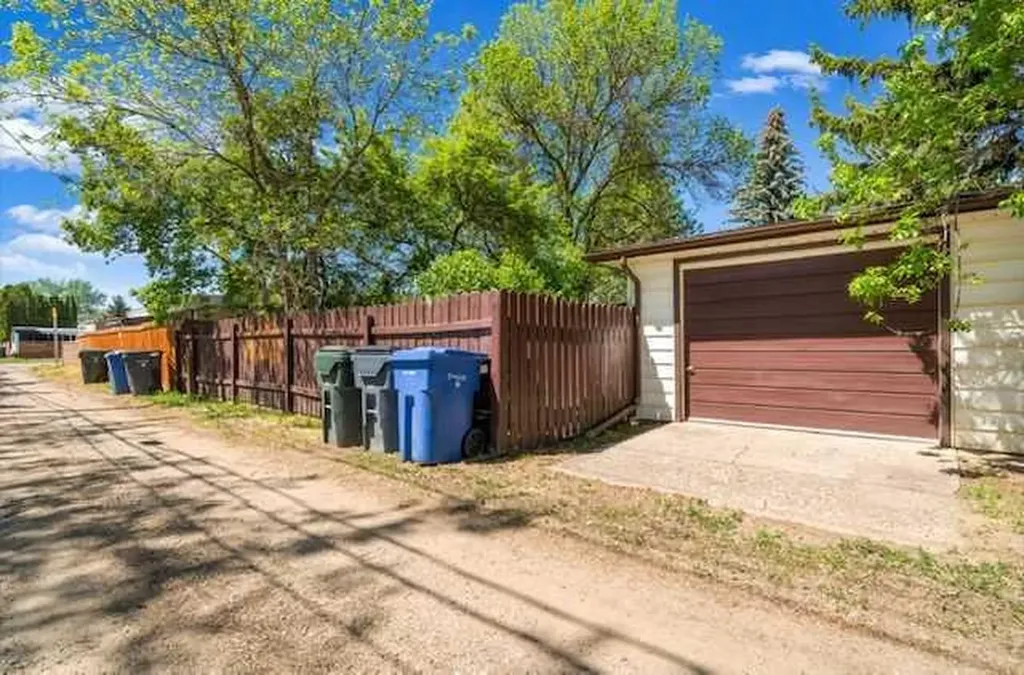 423 12 Street NE Medicine Hat AB T1A 5V3