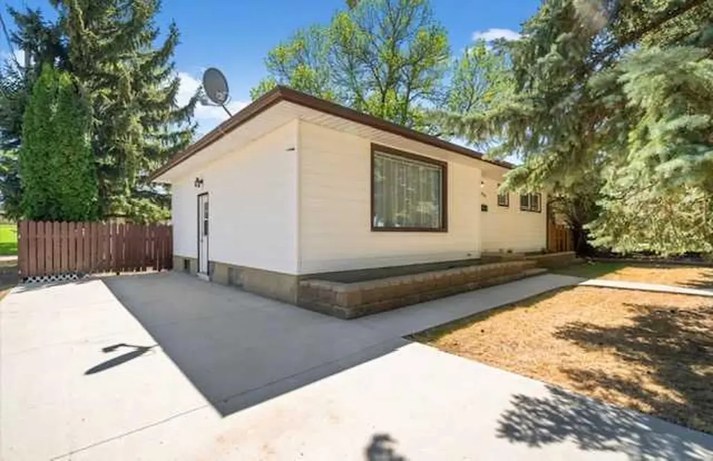 423 12 Street NE Medicine Hat AB T1A 5V3