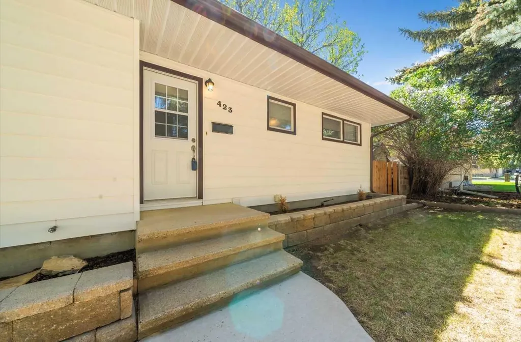 423 12 Street NE Medicine Hat AB T1A 5V3