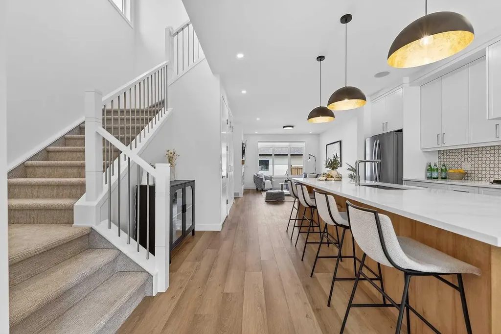 8124 47 Avenue NW Calgary AB T3B1Z5