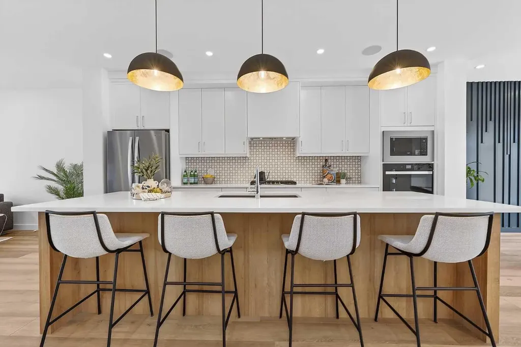 8124 47 Avenue NW Calgary AB T3B1Z5
