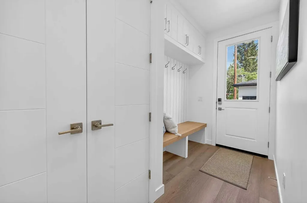8124 47 Avenue NW Calgary AB T3B1Z5